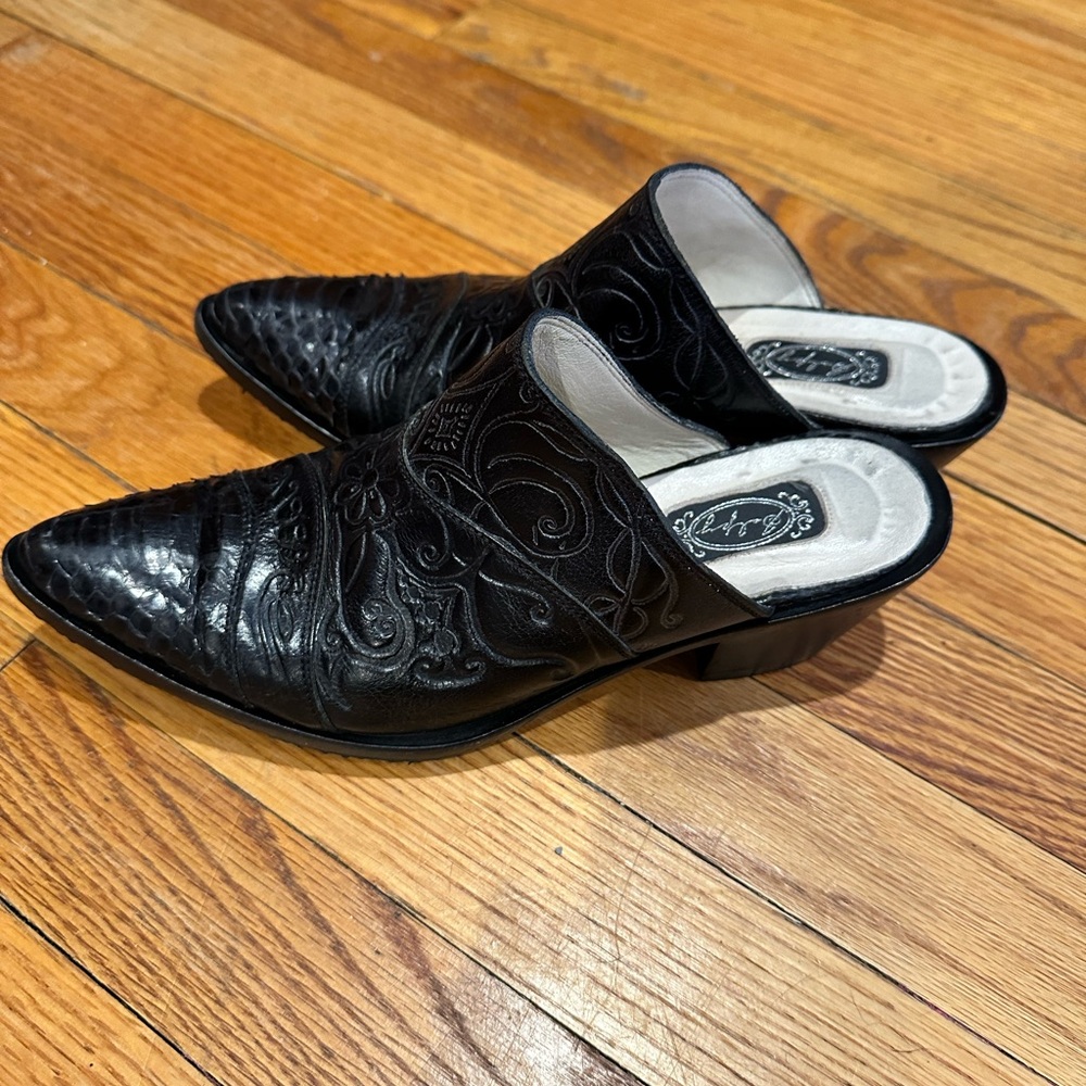 Stylish Black Slip-On Mules with Pointed Toe and Unique Texture
